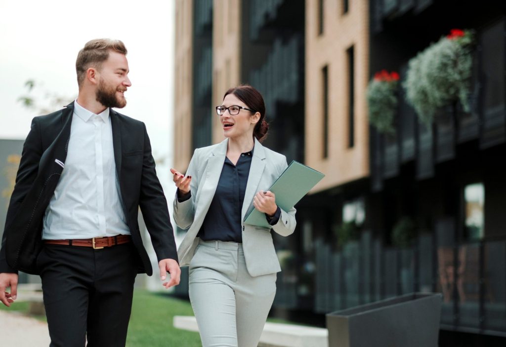 Les promoteurs peuvent déléguer la vente de leurs programmes à des agents immobiliers. © gremlin – Getty Images