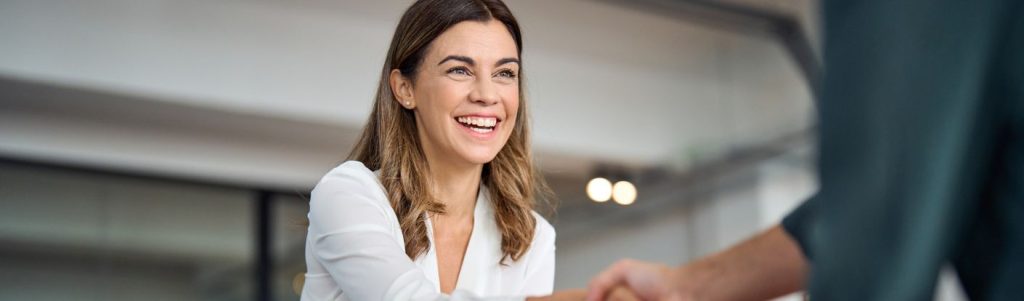 Il est nécessaire d'évaluer plusieurs paramètres avant de racheter une agence immobilière. © insta_photos - Getty images